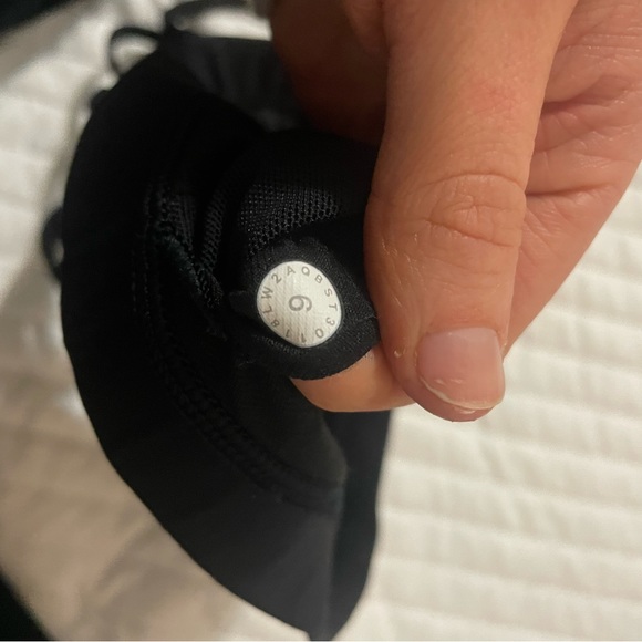 Lululemon high neck black sports bra 6 - Picture 3 of 3